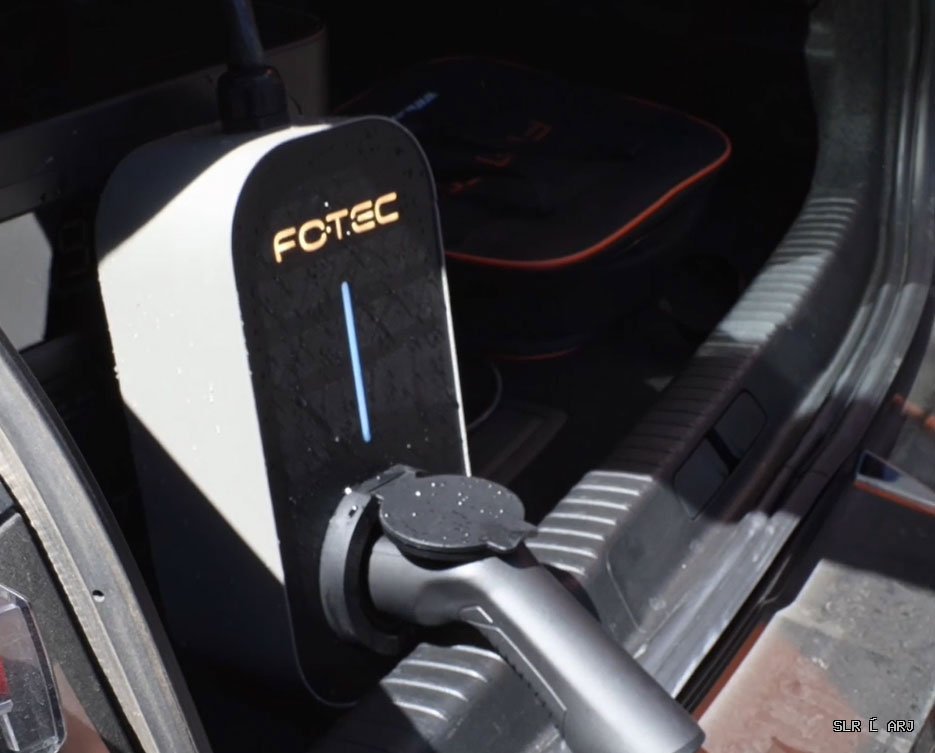 FOTEC taşınabilir ev şarj cihazı, araç bagajında şarj kablosu takılıyken.